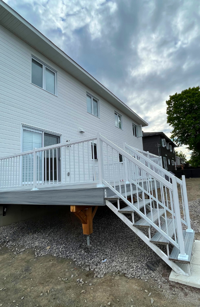 Construction patio PVC composite rampes aluminium
